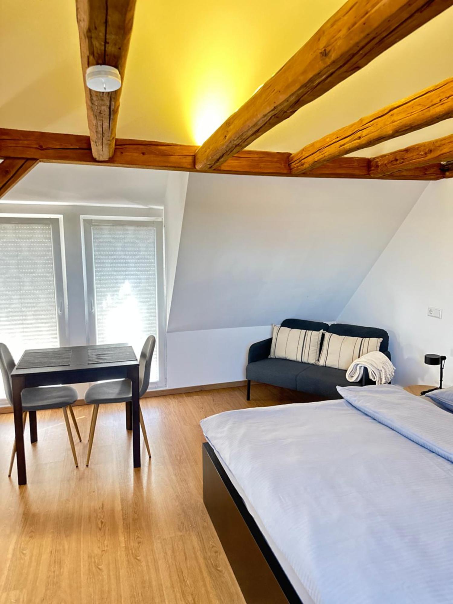 1 Dg Mit Klimaanlage Und Kleinen Balkon